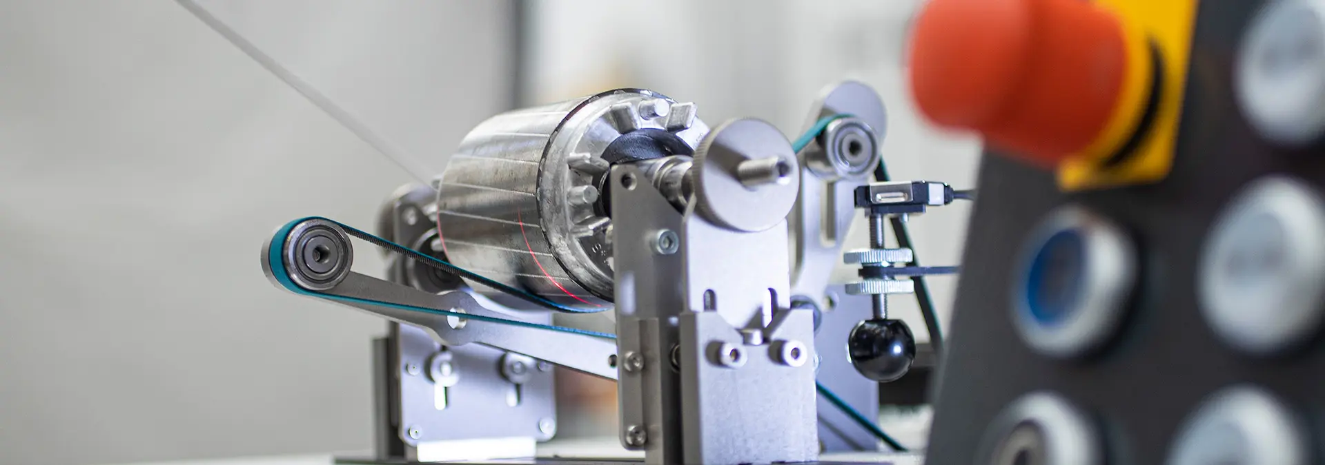 Ansicht der Tischmaschine Pasio 5 von unten. Ein kleiner Elektroanker ist aufgespannt auf der Pasio 5 zu sehen