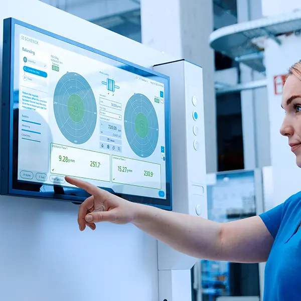 Ansicht der Verwendung der Messsoftware Schenck ONE innerhalb eines Schaltschranks bei der Pasio 700