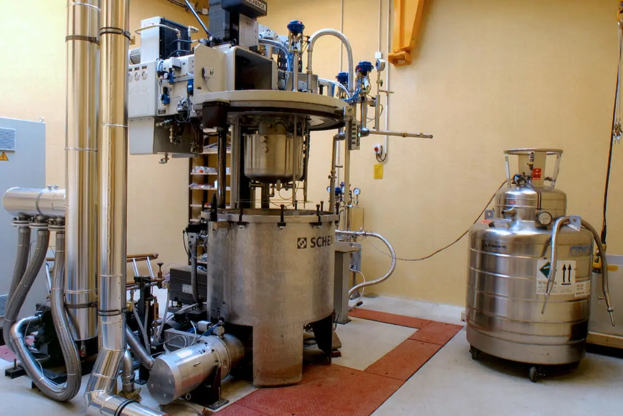Centrifuge stand with special container for immersing the rotor in liquid helium – temperatures as low as -265°C are possible here.