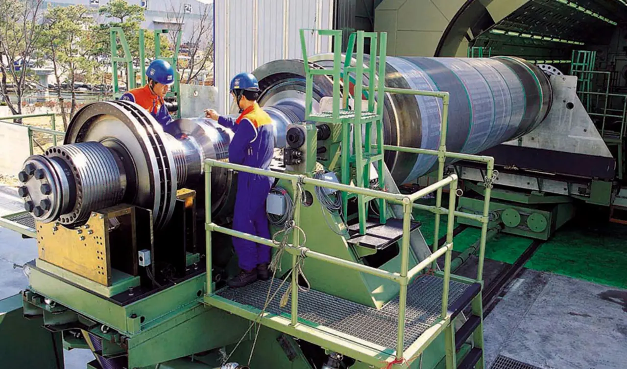 DH12 facility - mounting of a large generator