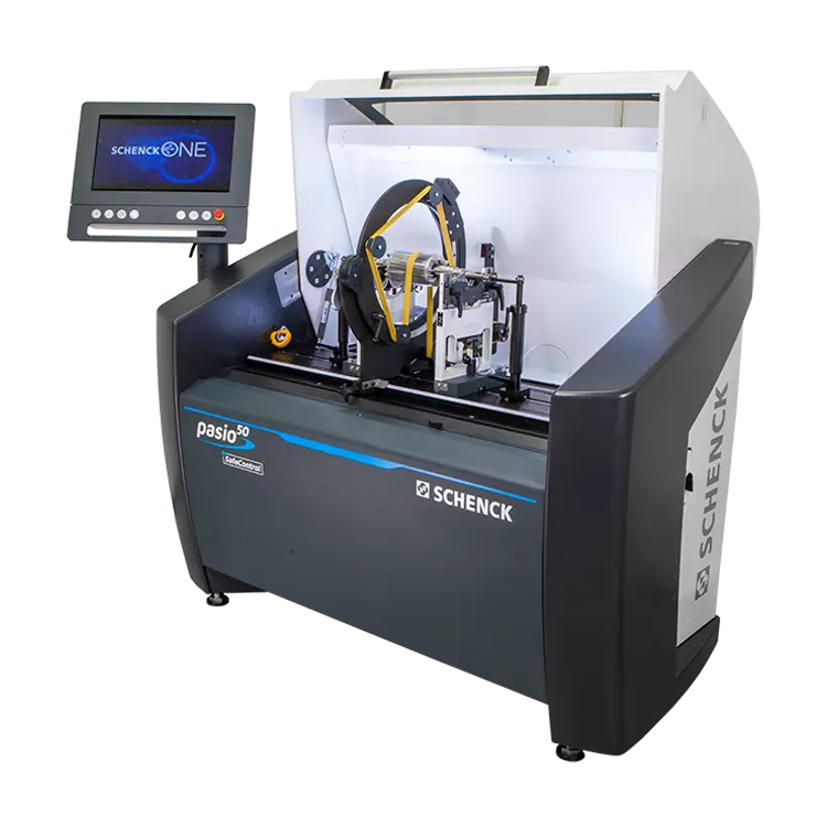 Frontansicht der Pasio 50 Auswuchtmaschine mit Softwarefoto von Schenck ONE